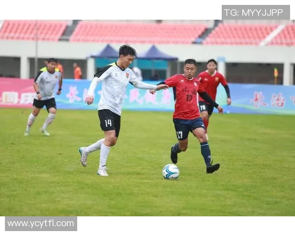 足球巨星赛场外清凉瞬间手握冰棍展现轻松幽默一面